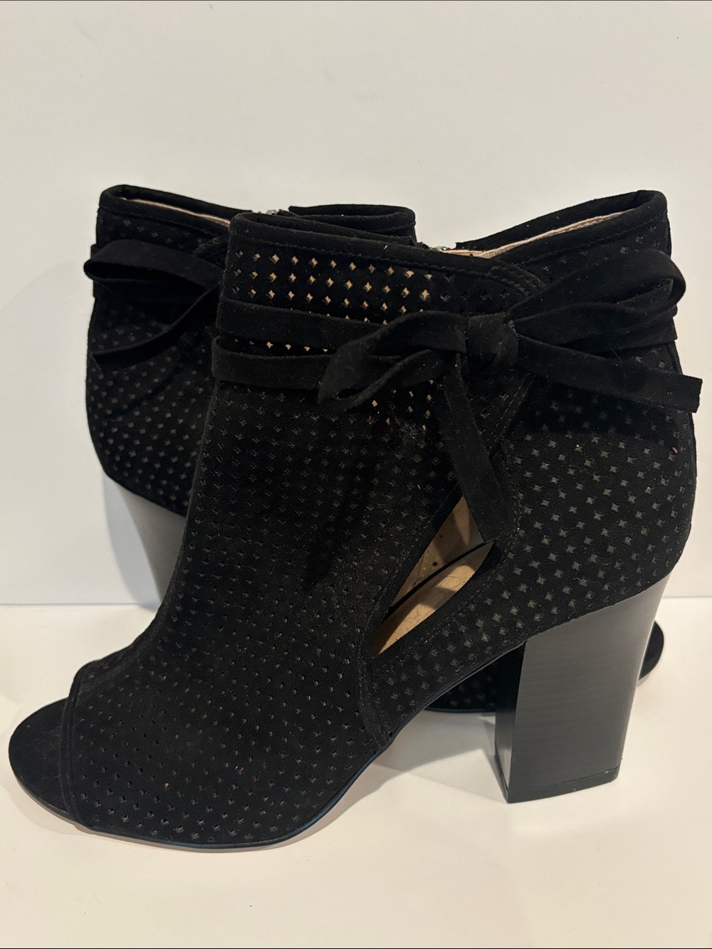 Kaari Blue Tracy Black Perforated Peep Toe Block Heel Booties sz10